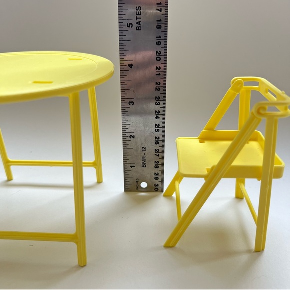 Vintage Barbie yellow table and chairs set - Picture 6 of 8